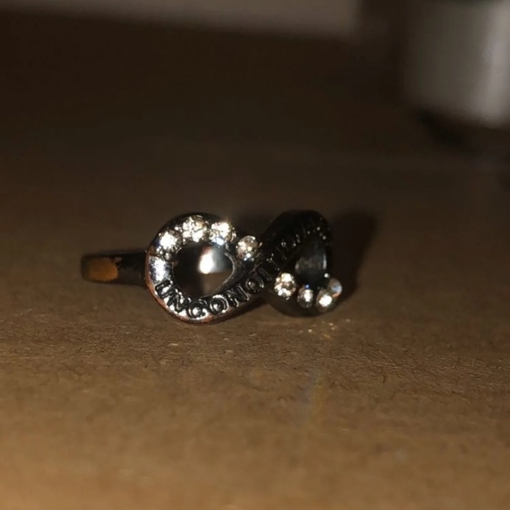 Women’s Rings - Picture 4 of 6